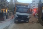Kamyon çukura düştü