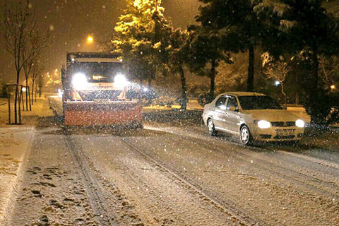 Ekiplerin gece boyunca kar çalışması
