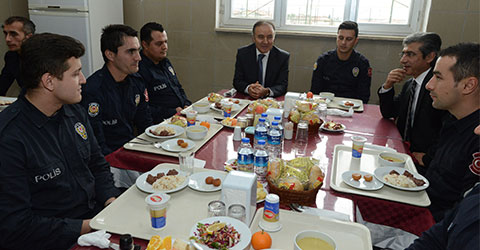 Vali Altıparmak’tan polise moral