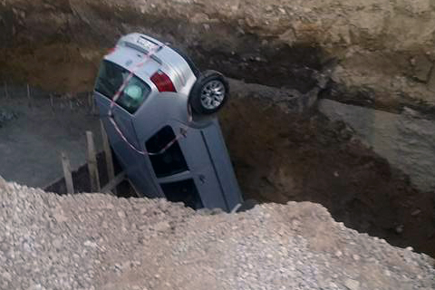 Otomobil inşaat çukuruna düştü