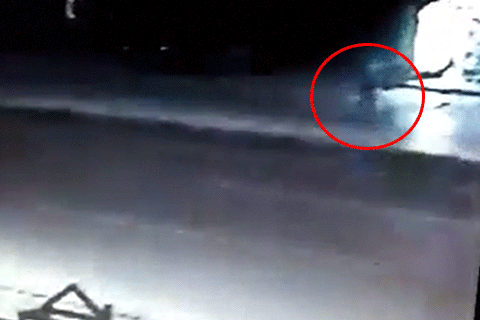 Önce motosiklet çarptı ardından üzerinden 2 otomobil geçti