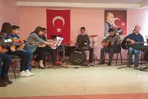 Öğretmenler, öğrencileri için çalıp söyledi