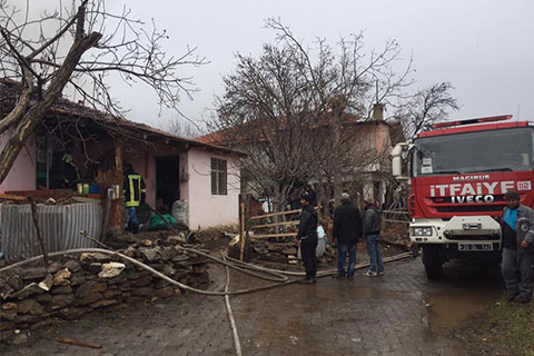 Çal Akkent’te çıkan yangında 1 kişi hayatını kaybetti