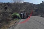 Çal’da TIR devrildi, sürücü yaralandı