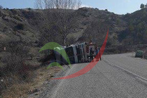 Çal’da TIR devrildi, sürücü yaralandı