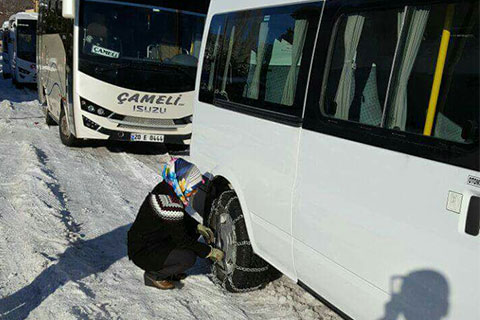 Erkek meslektaşlarına taş çıkartıyor
