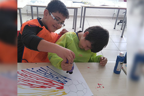 Final öğrencilerinden akıtma boya sergisi