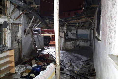 Sobayı benzinle yakınca, ev alev aldı