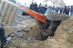 İş makinesi kazdığı çukura düştü
