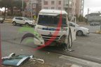 Belediye otobüsü ile servis çarpıştı