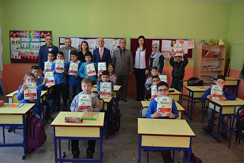 Özbaş’tan öğrencilere karne hediyesi