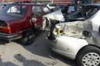 Traktörden kurtulan römork otomobilleri ezdi
