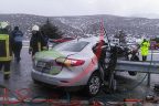 Tavas’ta otomobil bariyerlere çarptı: 1 ölü, 2 yaralı