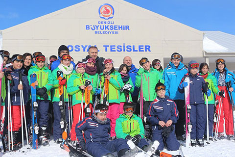 Vali Altıparmak’ın Bozdağ’da kayak keyfi
