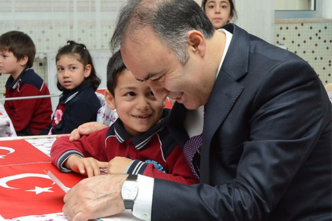 Vali Altıparmak öğrencilerin karne heyecanına ortak oldu