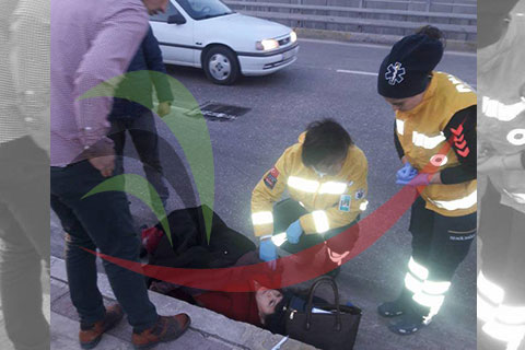 Yol ortasında minibüsten inince aracın altında kaldı