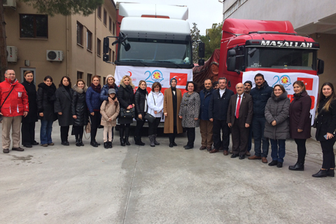 Halep’e 2 TIR dolusu yardım