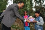 Vali Altıparmak çocukları sevindiriyor