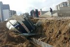Cinkaya Bulvarı’nda beton mikseri kazı alanına düştü, 1 kişi yaralandı