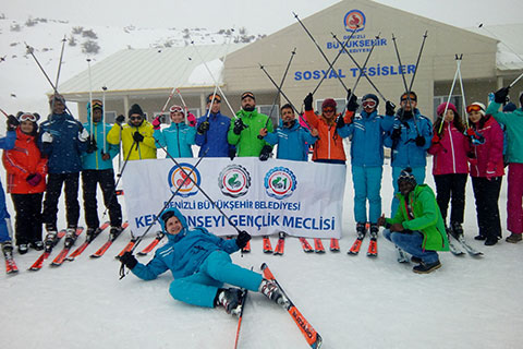 Gençler kayak öğreniyor