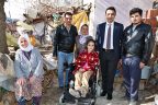 Akülü tekerlekli sandalye küçük kızın engellerini kaldırdı
