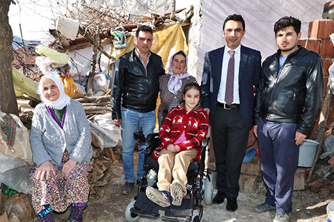 Akülü tekerlekli sandalye küçük kızın engellerini kaldırdı
