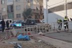 Kamyonetin çarptığı inşaat iskelesinden düştü