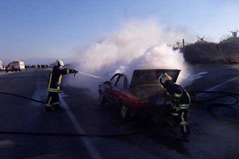 Araç seyir halindeyken alev alev yandı