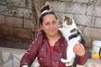 Kendini sokak hayvanlarına adadı