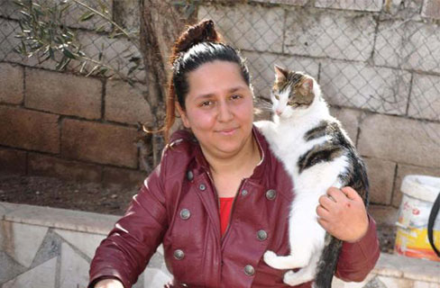 Kendini sokak hayvanlarına adadı