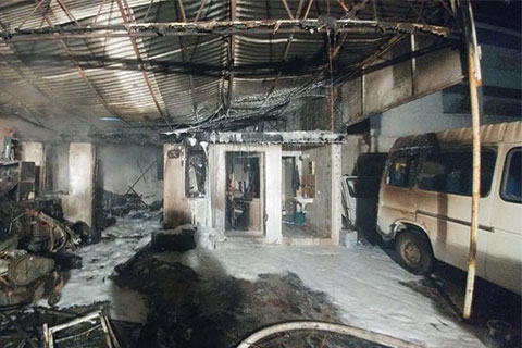Sümer Mahallesi’nde işyeri ve 3 araç yandı