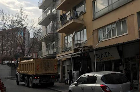 2. kattaki evde 3 kamyon çöp çıktı
