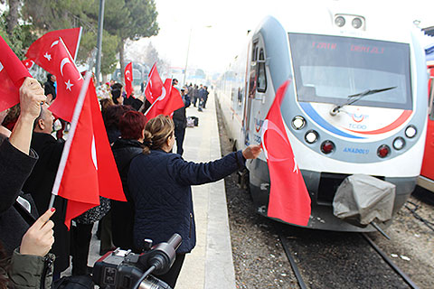 Atatürk tren garında karşılandı