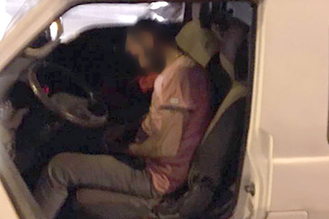 Minibüsü ile seyir halindeyken sızdı, ayılmadı