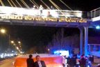 Üst geçitte intihar giriminde bulunan kadın ikna edildi