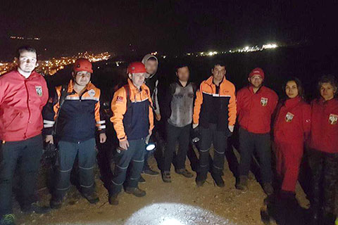 Dağda yollarını kaybeden iki genci AFAD ve AKUT ekipleri kurtardı
