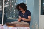 Denizli sokaklarında İranlı müzisyen