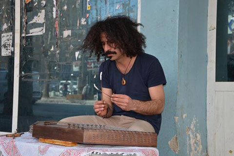 Denizli sokaklarında İranlı müzisyen