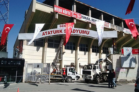 Atatürk Stadı’nın tabelası yeniden yerinde