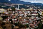 Kapısına kilit vurulan cami tek başına ayakta kaldı