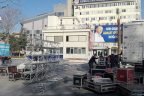 Barikatlar döşeniyor, her yer süsleniyor