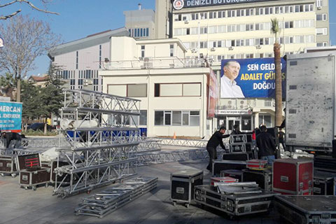 Barikatlar döşeniyor, her yer süsleniyor