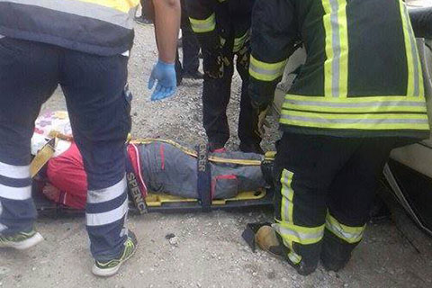 Sarayköy’de takla atan otomobil sürücüsü güçlükle kurtarıldı