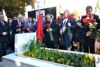 Şehitlikte duygu dolu saatler