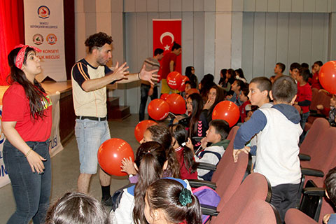 Çocuklar tiyatroya doydu