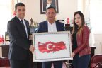 Başkan Akcan’a en değerli hediye