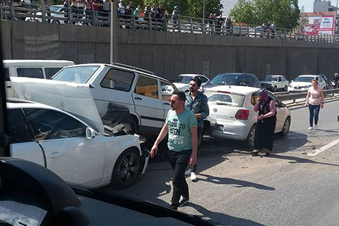 Emniyet Kavşağı’nda zincirleme kaza. 4 araç birbirine girdi