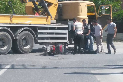 Cinkaya Bulvarı’nda kaza. Vince çarpan motosiklet sürücüsü hayatını kaybetti