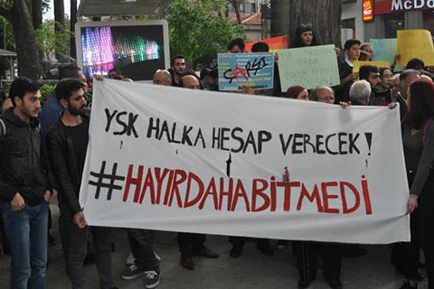Sandığa peçete attılar, YSK kararını protesto ettiler