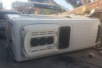 Servis minibüsü eve daldı